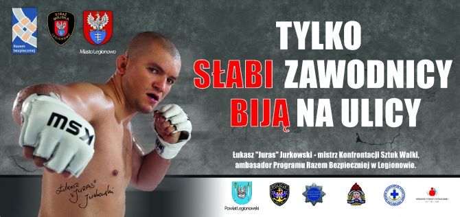Baner akcji: Razem Bezpieczniej. Na plakacie Łukasz Jurkowski i duży napis: Tylko słabi zawodnicy biją na ulicy
