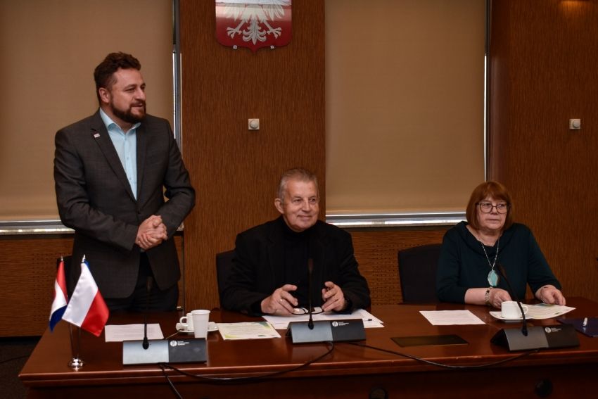 Na zdjęciu: Zastępca Prezydenta Piotr Zadrożny, Sekretarz Danuta Szczepanik oraz Przewodniczący Miejskiej Rady Seniorów Roman Biskupski